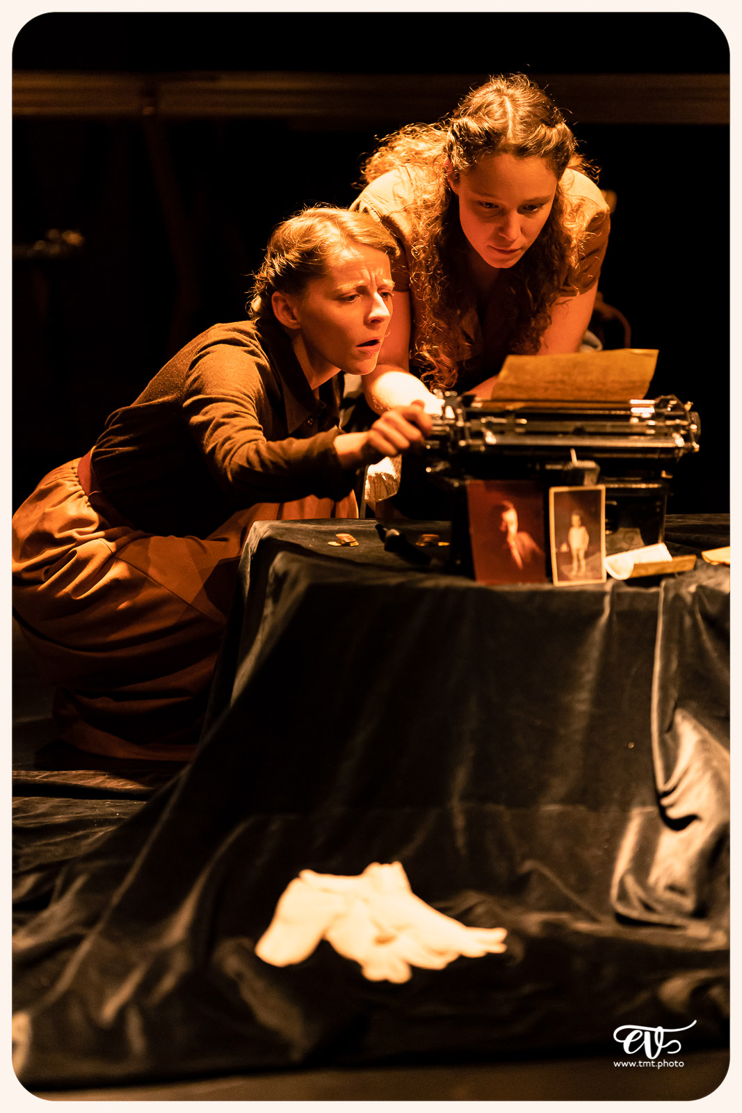 LA MESNIE H. - UN JOUR D'ÉTÉ